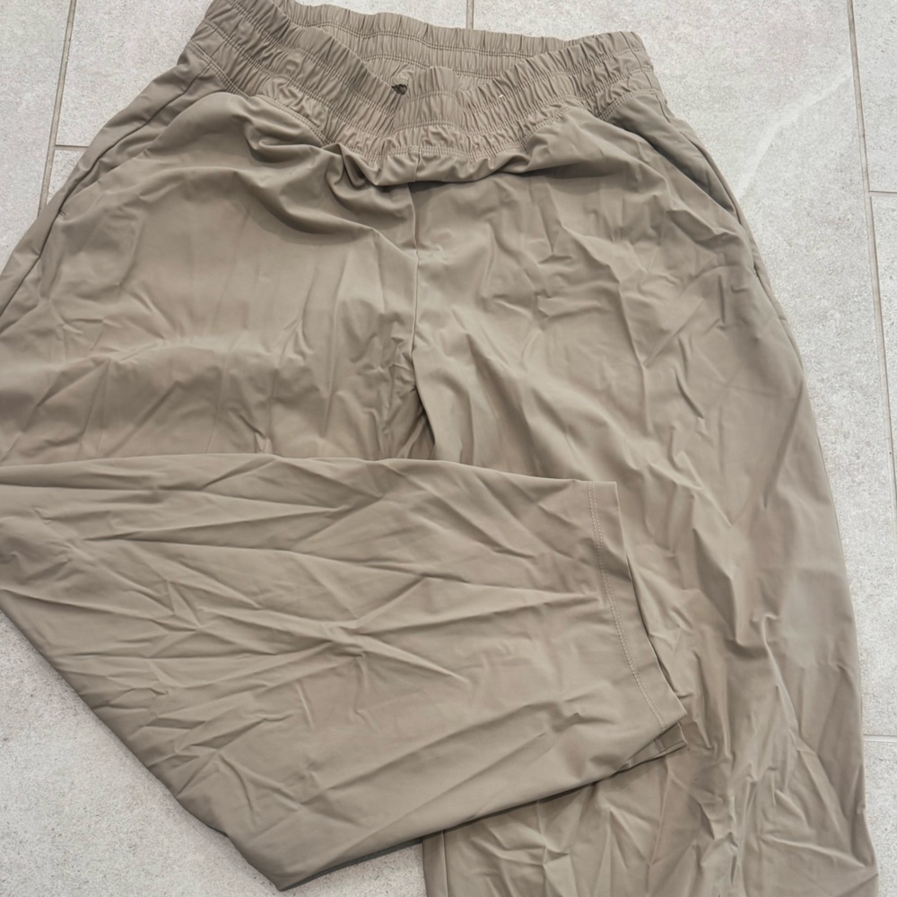 Old Navy High-Waisted SleekTech Barrel Ankle
Pants Ruti women M Tan sold out